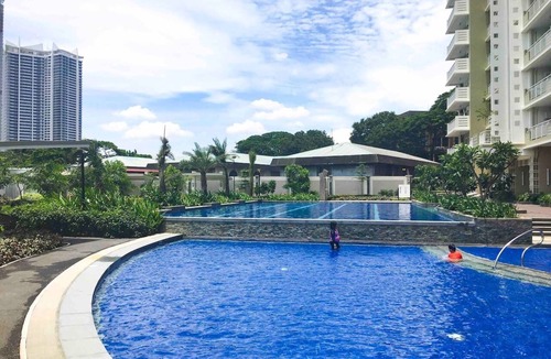 Guadalupe Viejo Condo | Classy 2BR Apartment + Netflix at Rockwell Makati