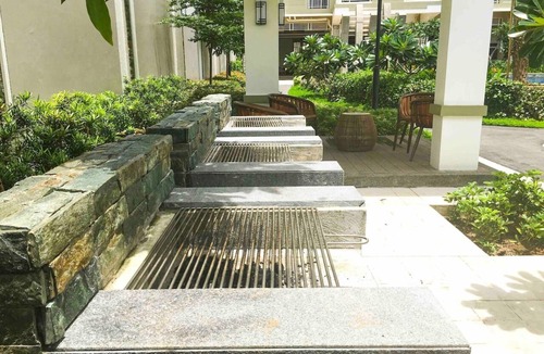 Guadalupe Viejo Condo | Classy 2BR Apartment + Netflix at Rockwell Makati