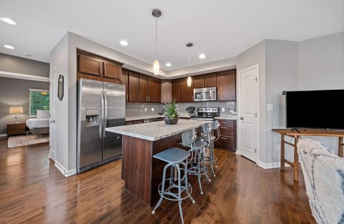 Mount Auburn Apartment | Classy 2BR Condo Near City Centre | OTR, UC, Zoo
