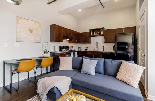 Downtown Kansas City Apartment | Classy 2BR Parking, Rooftop Near Arrowhd & TMobile