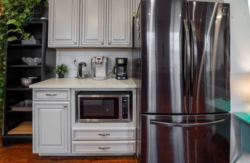 The Gate Apartment | Classy Midtown 2BR, King Master