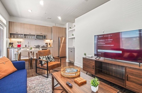 West Oak Hill Apartment | Classy Modern Studio with Pool plus Golf Sim