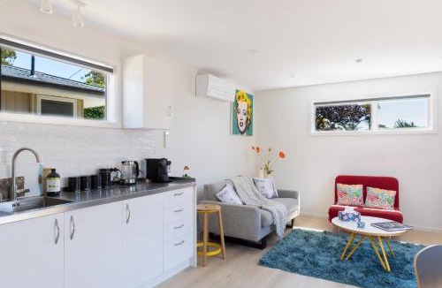 Bishopdale House | Classy Modern Unit close to Airport, Shops and Bus