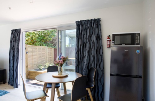 Bishopdale House | Classy Modern Unit. Walk to shops, bars & cafes. Pet-Friendly! Bus at gate.