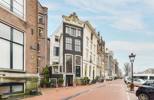 Binnenstad Apartment | Classy Room 17th Century Canal House