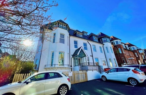 West Cliff Apartment | Classy Seaside 1-Bed Apt w/Free Gym & Parking