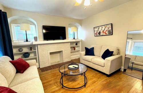 Shaker Heights Apartment | CLE Rock-n-Roll Apartment-CLE Clinic Long Term Stays Welcomed