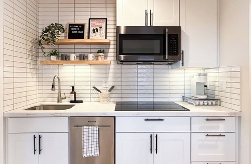 Kenmore House | Clean and Charming Hilltop Guesthouse with 1-King bed, Central AC and Heating