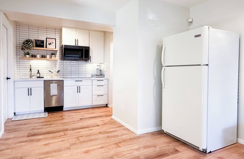 Kenmore House | Clean and Charming Hilltop Guesthouse with 1-King bed, Central AC and Heating