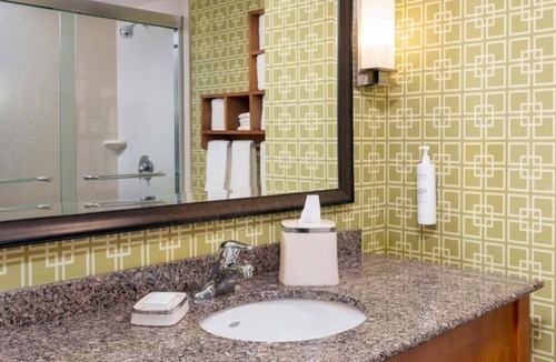 North Clayton Hotel | Clean and Comfortable Room Near St. Louis Art Museum and St. Louis Zoo - 4 miles
