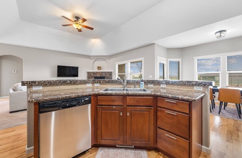 Meridian House | Clean and Comfortable Centrally Located 5br/3Bath home in Meridian, ID.