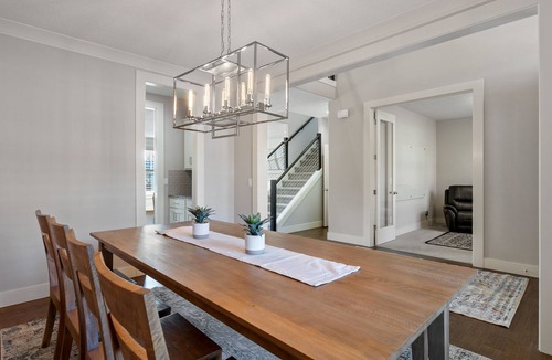 Lake Shore House | Clean and Comfortable Family Stay Close to Everything!