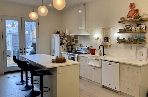Leslieville House | CLEAN AND COMFORTABLE. Walking distance to beach, shops and top restaurants.
