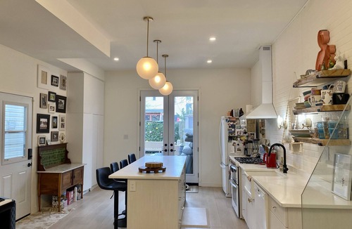 Leslieville House | CLEAN AND COMFORTABLE. Walking distance to beach, shops and top restaurants.