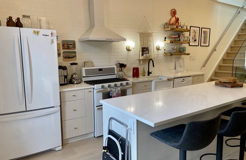 Leslieville House | CLEAN AND COMFORTABLE. Walking distance to beach, shops and top restaurants.