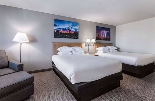 Palm Valley Hotel | Clean and Modern Unit, Pool, Parking, Breakfast, Free Wifi