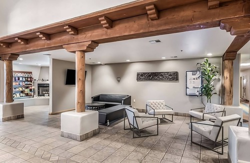 Palm Valley Hotel | Clean and Modern Unit, Pool, Parking, Breakfast, Free Wifi