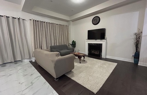 Whitby House | Clean and Spacious 4-bdrm Family home in Whitby!