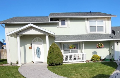 Burley House | Clean and Spacious! Burley HOT TUB Haven