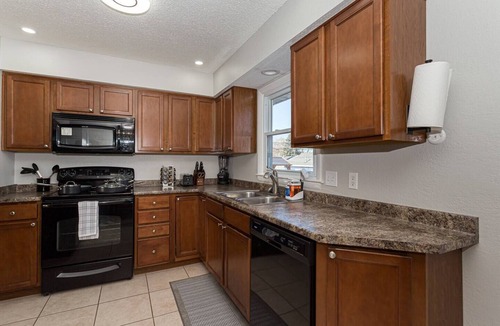 Bettendorf House | Clean and updated with a Hot Tub Minutes away from the new Bettendorf Waterpark
