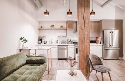Central Business District Condo | Clean, Art Deco 1000sqft Condo Downtown + Free Gated Parking