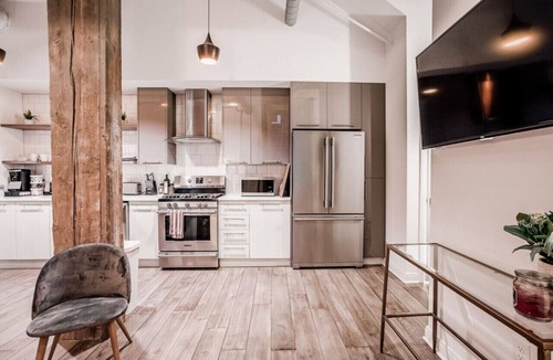 Central Business District Condo | Clean, Art Deco 1000sqft Condo Downtown + Free Gated Parking