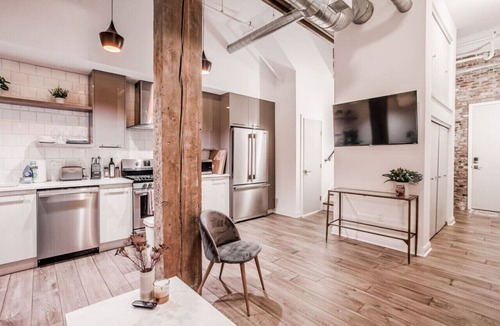 Central Business District Condo | Clean, Art Deco 1000sqft Condo Downtown + Free Gated Parking