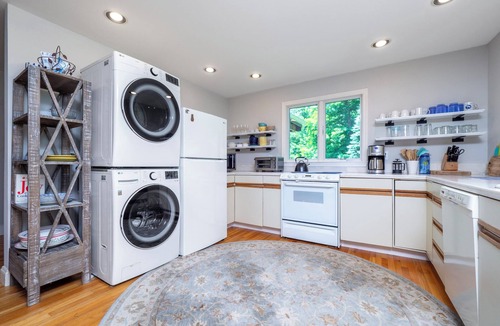 Southbury Cottage | Clean & Bright 2 Bedroom Cottage shares 8 Acres