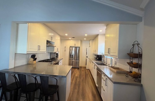 Valley Glen House | Clean, Bright & Comfortable Pool Home w/separate Poolhouse Studio
