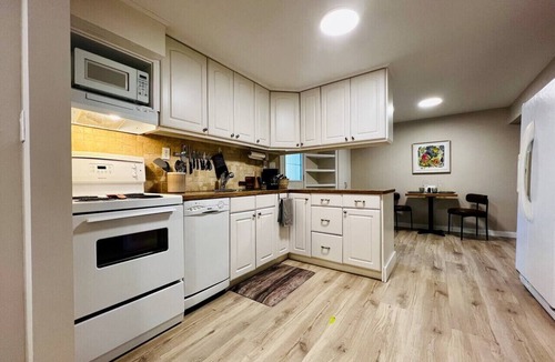 South Lethbridge House | Clean & Bright Southside Lower Suite