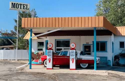 Salida Hotel | Clean, central, Retro Inspired Salida Motel room 2