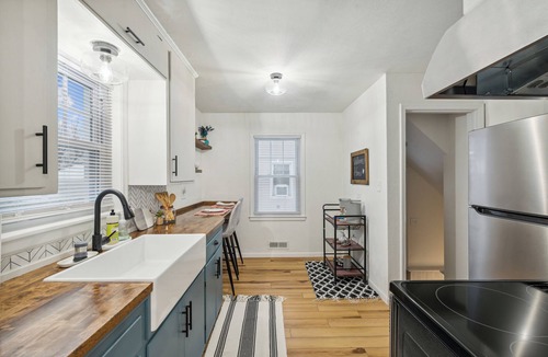 Toledo House | Clean & Chic 3br-King Bed! By Downtown Toledo!