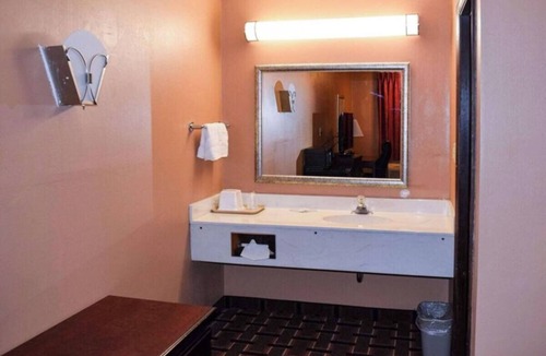 Richburg Hotel | Clean + Comfortable Room w/Queen Bed, Fridge + Microwave – Perfect for Traveler