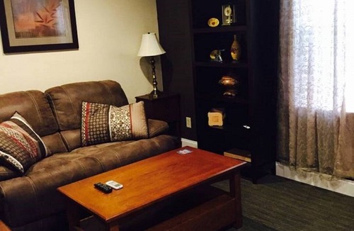 Waverly Apartment | CLEAN, COMFORTABLE and QUIET