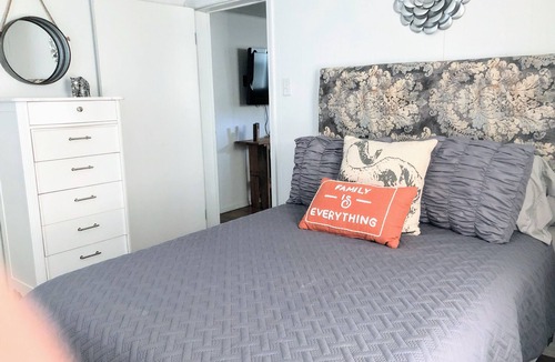 Crestline House | Clean, comfy and cute farmhouse between Joplin and Neosho, easy access to I-49.