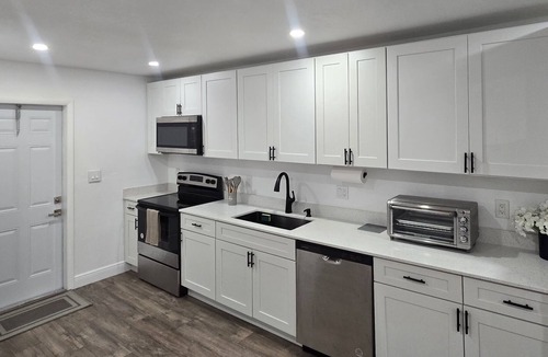 Melaleuca Gardens House | Clean, cozy and modern house, few minutes to the Airport, beaches and malls.