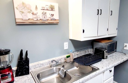 Near Eastside House | Clean/Cozy Studio 2-Near DT Indianapolis/Queen Bed
