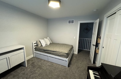 Gillette House | Clean House w/ Firepit + Car Rental/airport shuttle available upon request