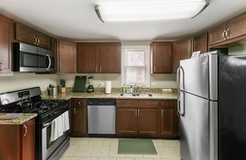 Libertyville Apartment | Clean & Modern Apt DT Libertyville near Naval Base