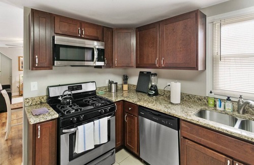 Libertyville Apartment | Clean & Modern Apt DT Libertyville near Naval Base