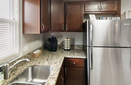 Libertyville Apartment | Clean & Modern Apt DT Libertyville near Naval Base