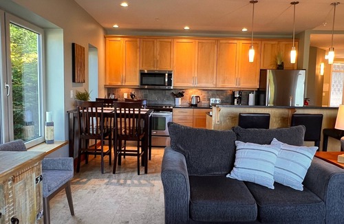 Ucluelet Condo | CLEAN-MODERN-WIFI-HARBOUR & MTN VIEWS-SPACIOUS-SHORT WALK TO TOWN & BEACH TRAILS