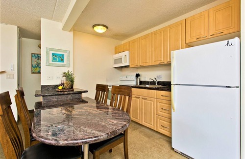 Waikiki Condo | Clean one bedroom With AC, Full Kitchen, Free WiFi, one block to Beach!