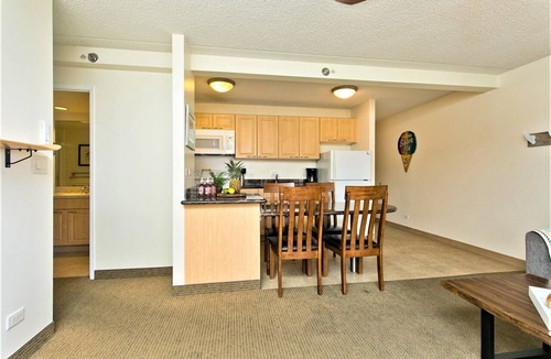 Waikiki Condo | Clean one bedroom With AC, Full Kitchen, Free WiFi, one block to Beach!