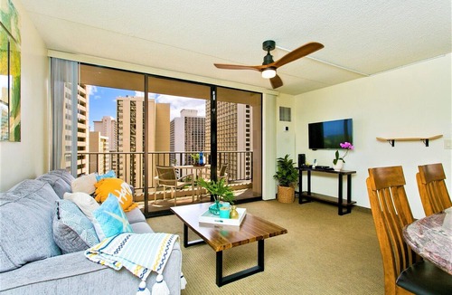 Waikiki Condo | Clean one bedroom With AC, Full Kitchen, Free WiFi, one block to Beach!