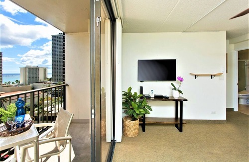 Waikiki Condo | Clean one bedroom With AC, Full Kitchen, Free WiFi, one block to Beach!