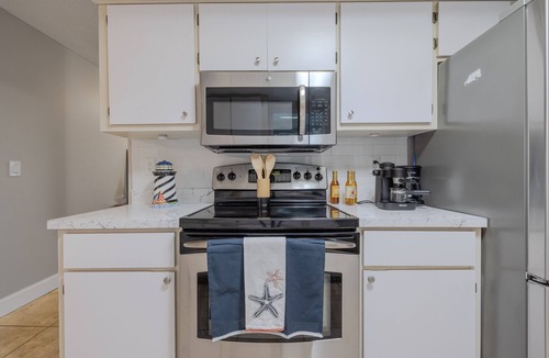 Lochmoor Waterway Estates House | Clean pool house with 70" TV nearby beaches, shopping and restaurants
