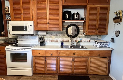 Overgaard Cabin | Clean Private Pet-friendly Family Getaway