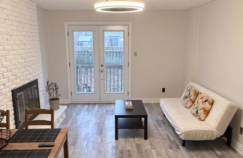 Brampton West House | Clean Retreat Suite - Sleeps 4 (Queen bed+Futon) near Brampton Innovation GO Stn