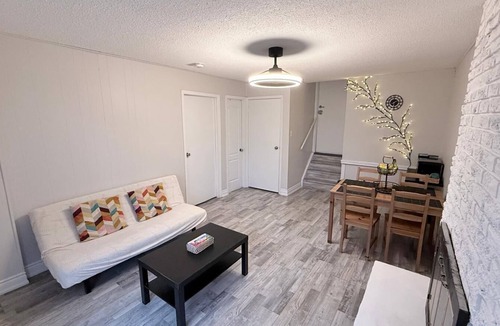 Brampton West House | Clean Retreat Suite - Sleeps 4 (Queen bed+Futon) near Brampton Innovation GO Stn